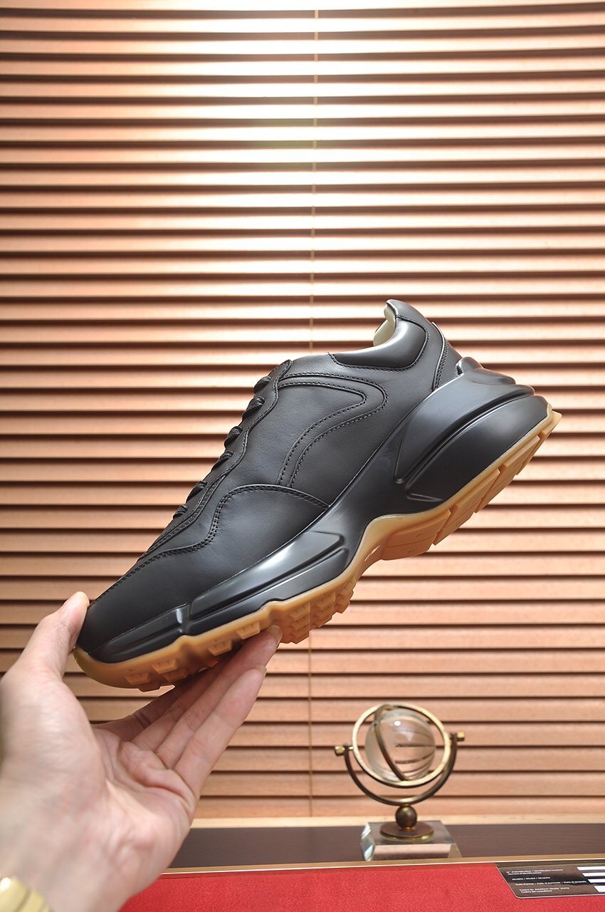 Gucci Logo Stripe Low-Top Sneakers